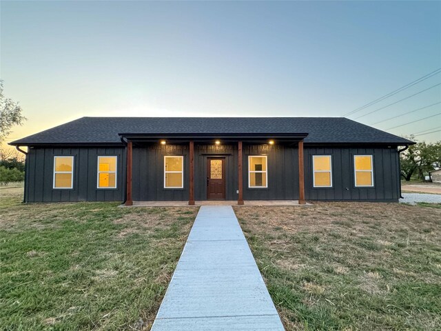 view of front of house featuring a lawn