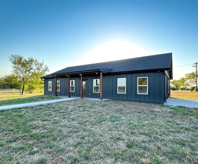 ranch-style house with a front yard