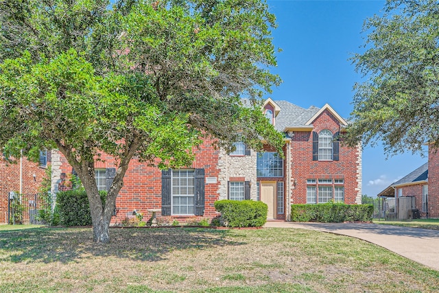 view of front of house featuring a front yard