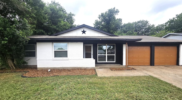 view of front of house featuring a front lawn and a garage