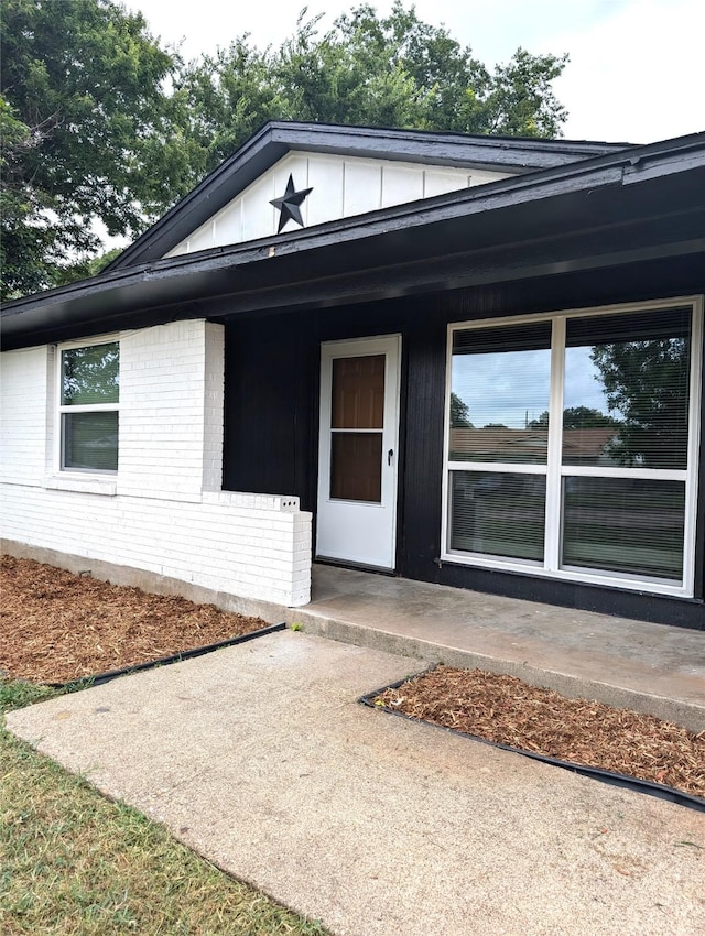 property entrance with covered porch