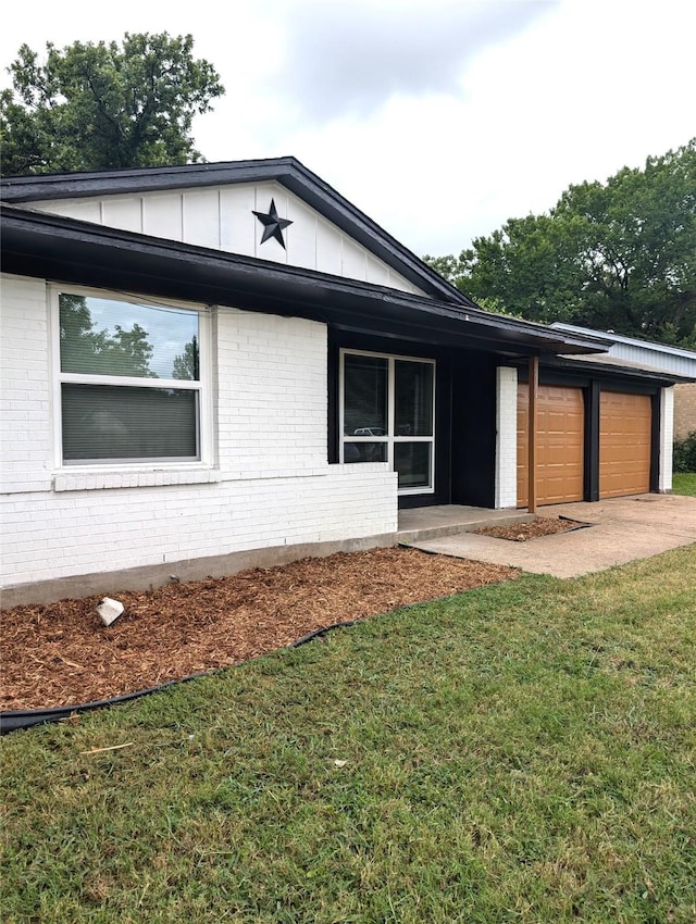 view of front of house featuring a front yard and a garage