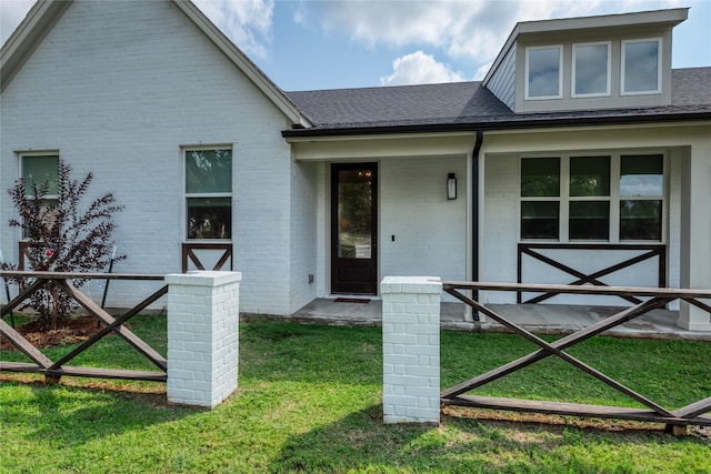 view of front of property featuring a front yard