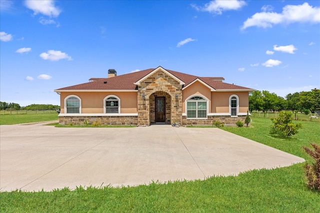 view of front of house featuring a front yard