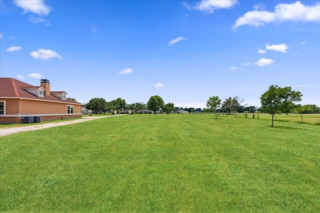 view of yard featuring a rural view