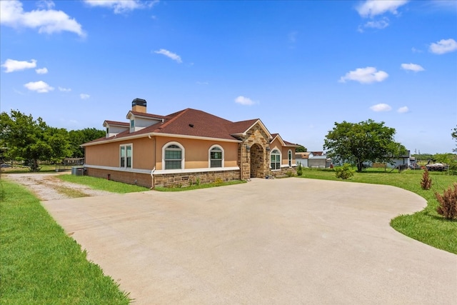 view of front facade with a front lawn