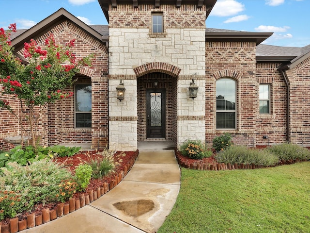 property entrance featuring a lawn