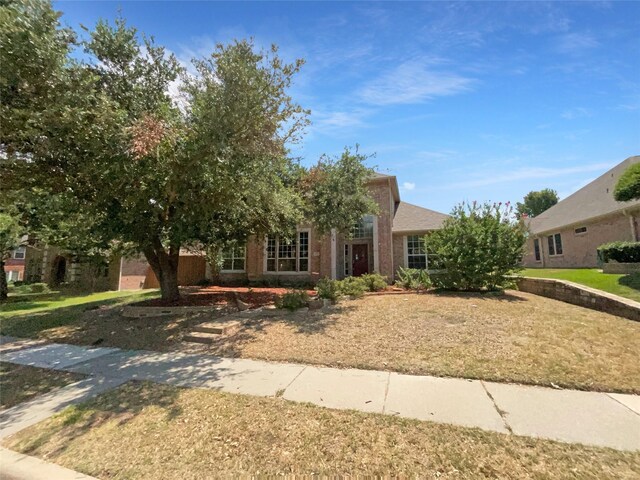 view of front facade with a front yard