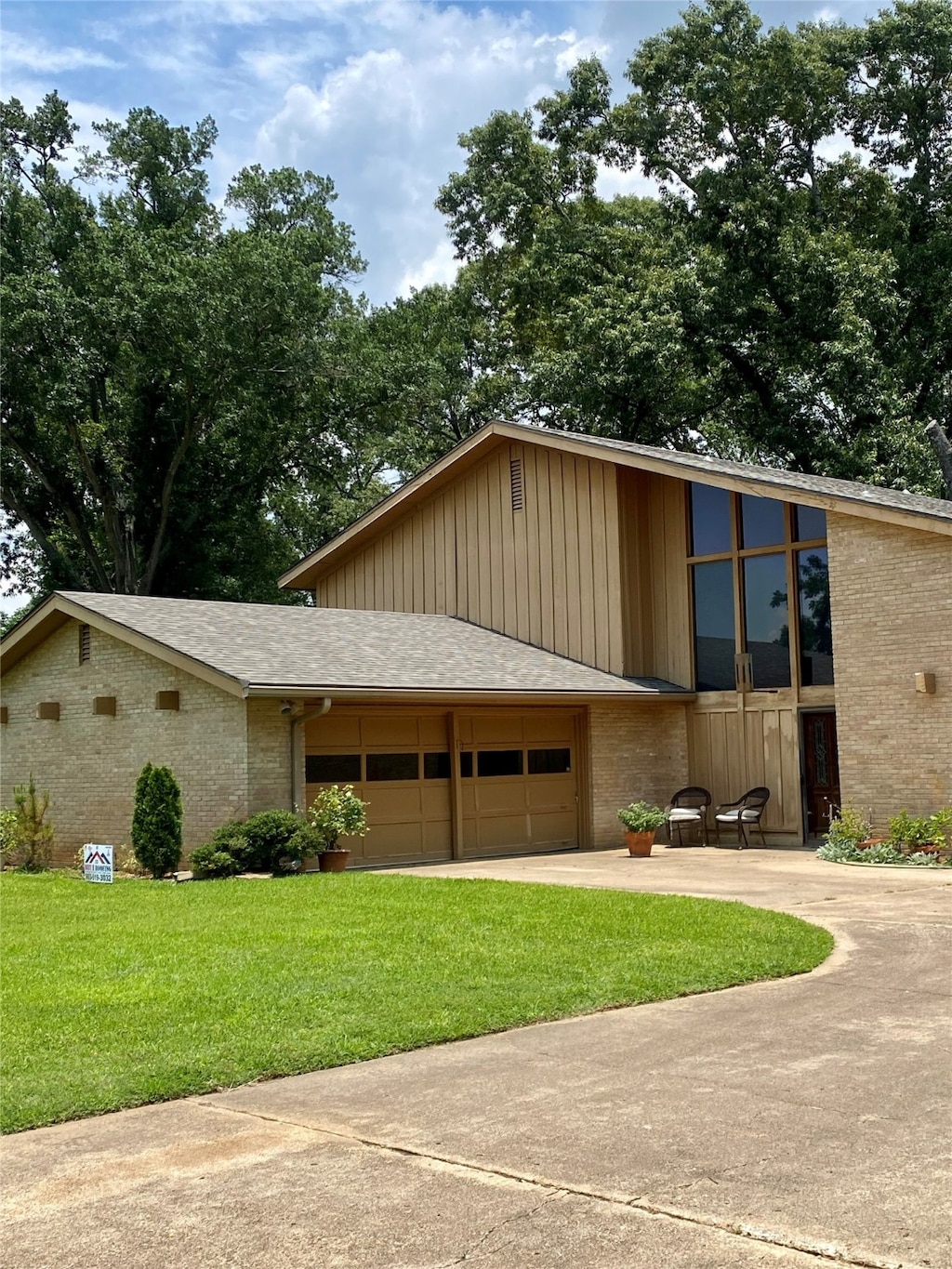 view of front of property featuring a garage and a front lawn