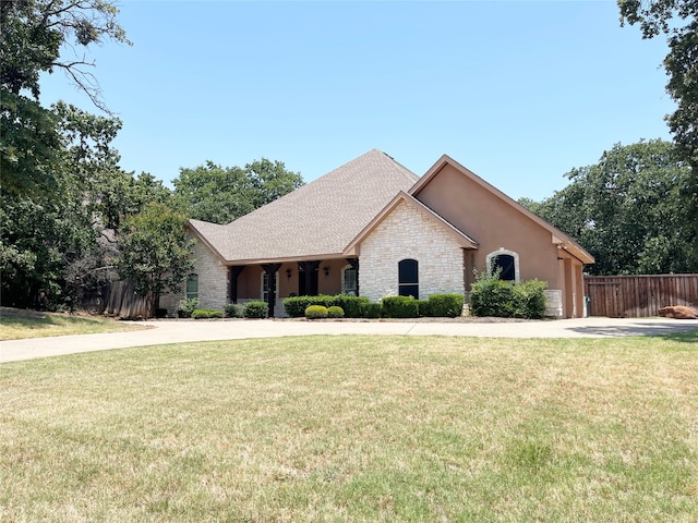 view of front of property featuring a front yard