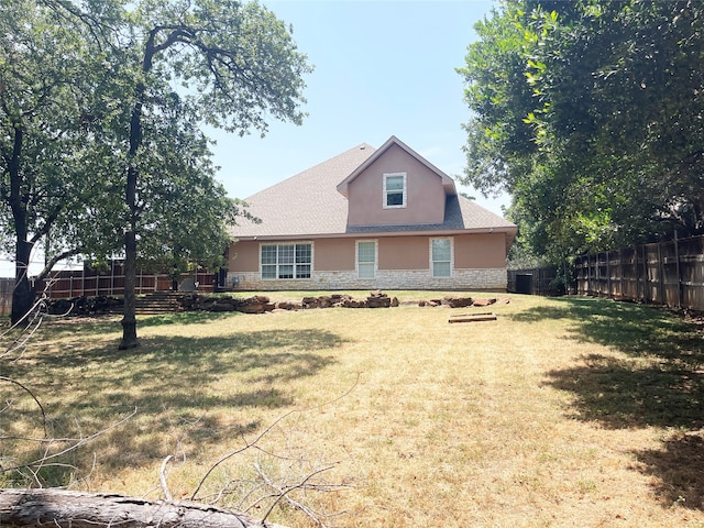 view of front of property with a front yard