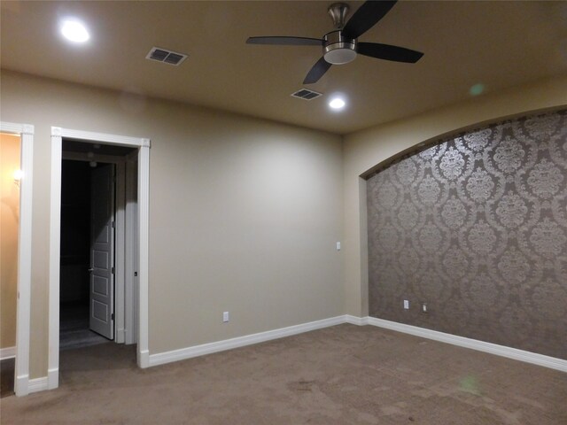 carpeted empty room featuring ceiling fan