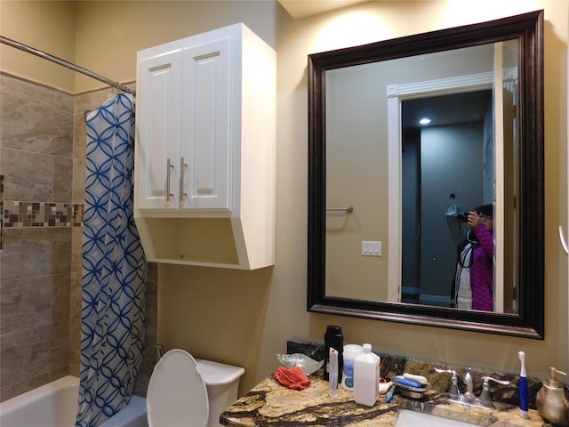 full bathroom with toilet, vanity, and shower / bath combo