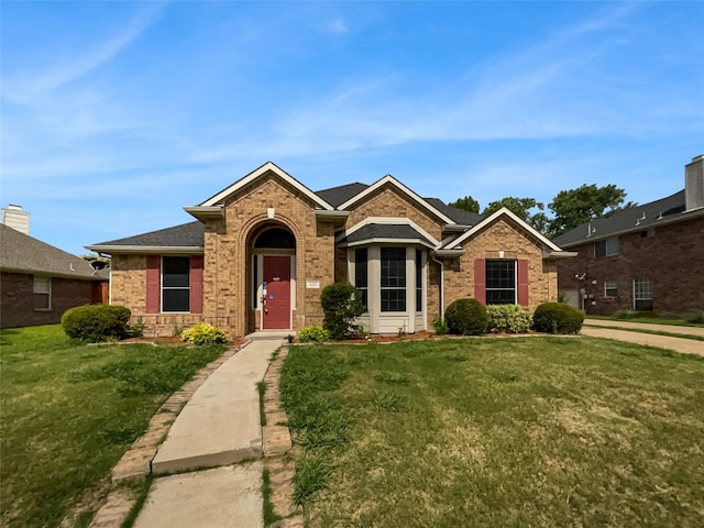 single story home featuring a front lawn