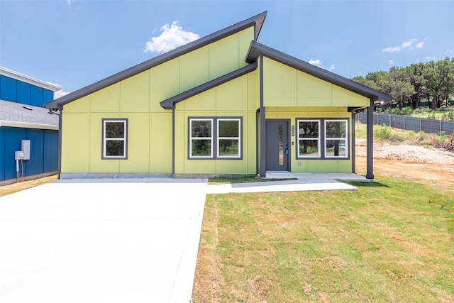 view of front of home featuring a front yard