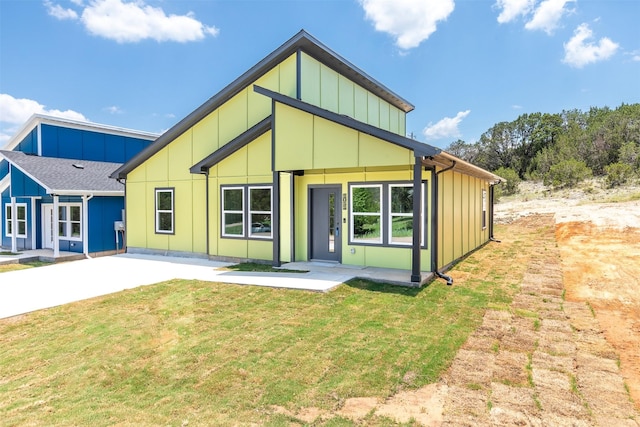 view of front of house featuring a front lawn