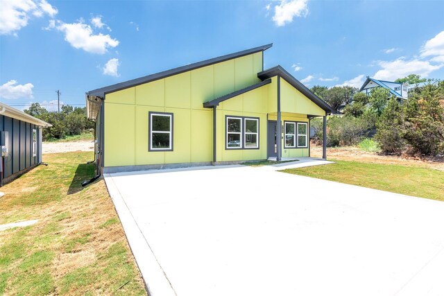 view of front of house with a front lawn