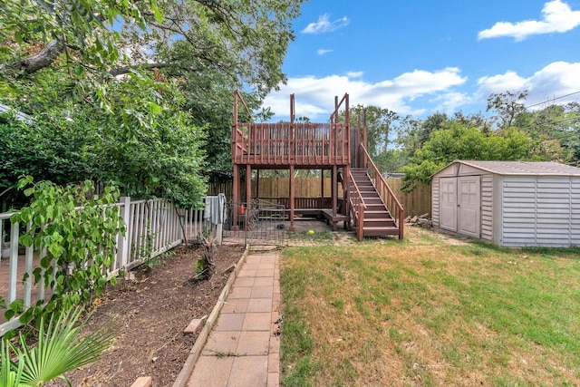 view of yard featuring a storage shed