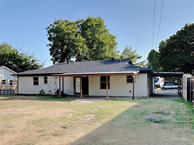 view of front of property featuring a front yard and a carport