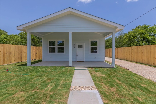 view of front facade featuring a front yard