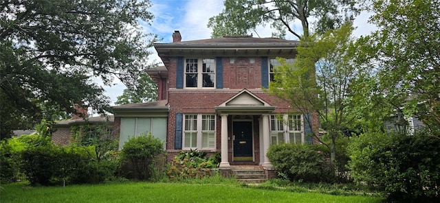 italianate house featuring a front lawn