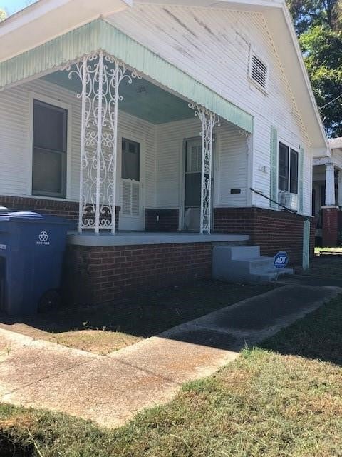 entrance to property featuring a porch