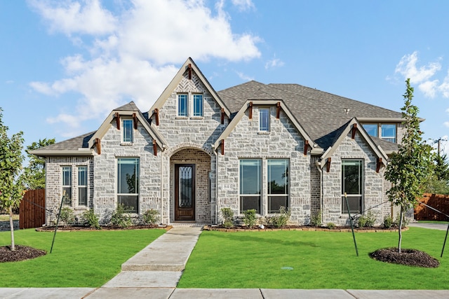 view of front of property featuring a front lawn