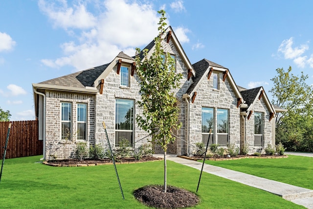 craftsman inspired home featuring a front lawn