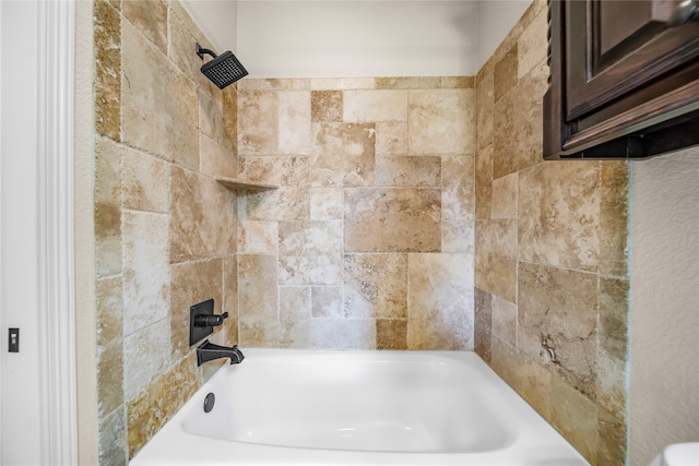 bathroom featuring tiled shower / bath combo