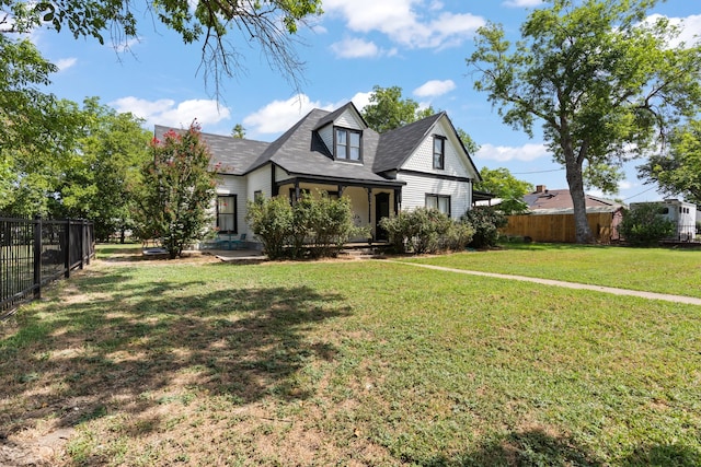 view of front of property featuring a front yard