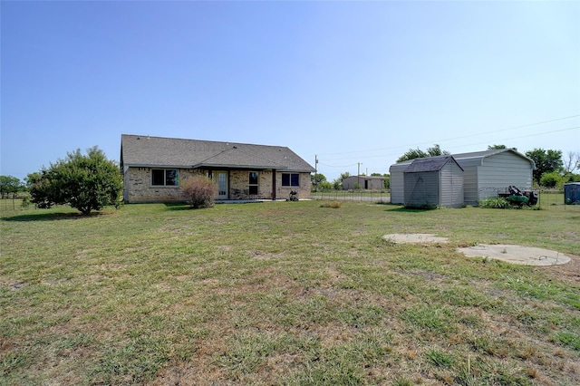 view of yard with a shed