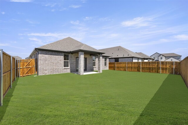 view of yard featuring a patio area