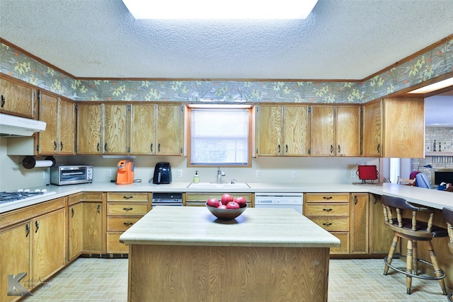 kitchen with sink, kitchen peninsula, crown molding, a textured ceiling, and white appliances