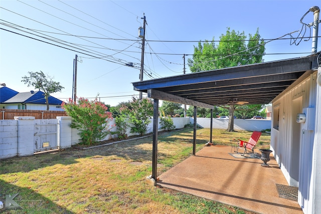 view of yard featuring ceiling fan and a patio area