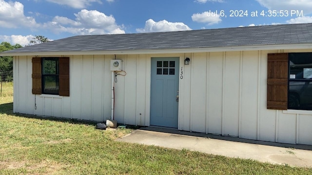 view of outdoor structure featuring a yard