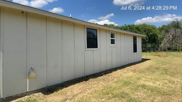 view of side of property featuring a yard