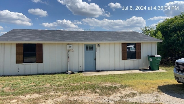 view of outdoor structure with a yard