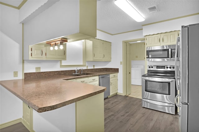 1972 Farm Rd Unit 3134, Cumby, TX 75433 - kitchen with stainless steel appliances, a sink, a peninsula, cream cabinetry, and dark countertops