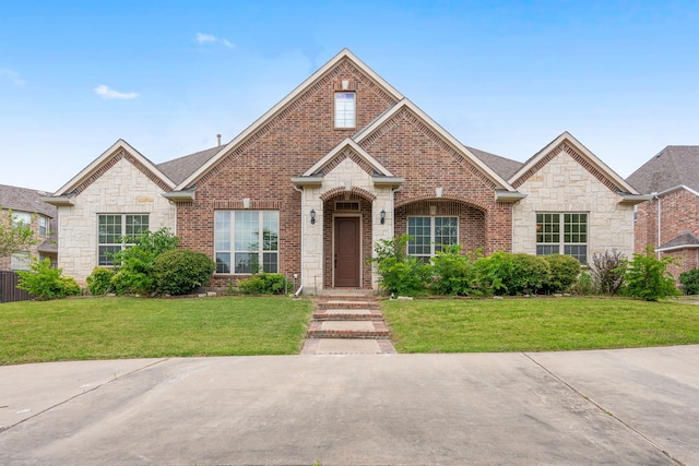 view of front facade featuring a front lawn