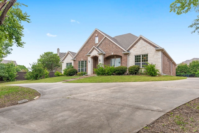 view of front of house featuring a front lawn