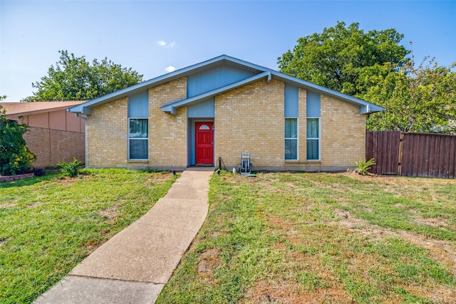 ranch-style home featuring a front lawn