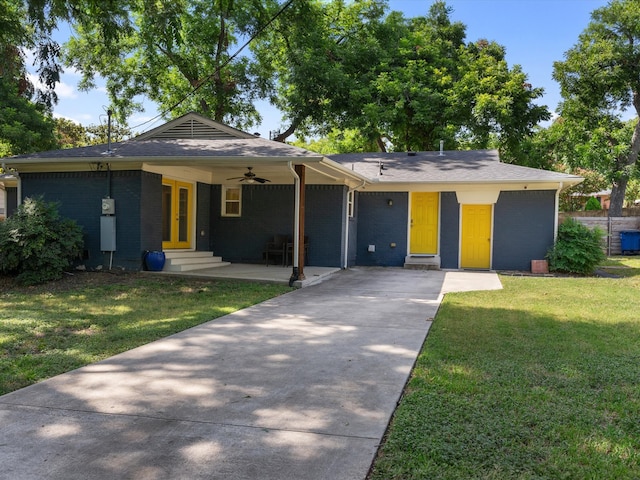 ranch-style home with a porch, a front lawn, and ceiling fan