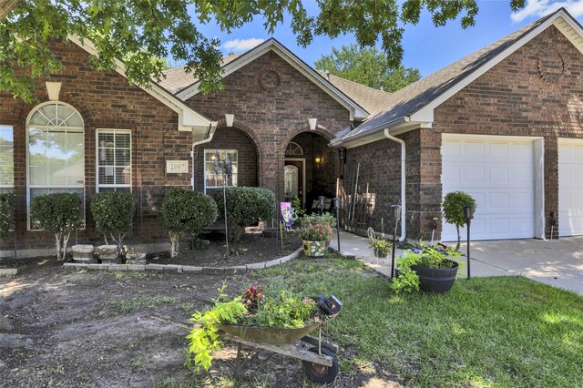 view of front facade featuring a garage