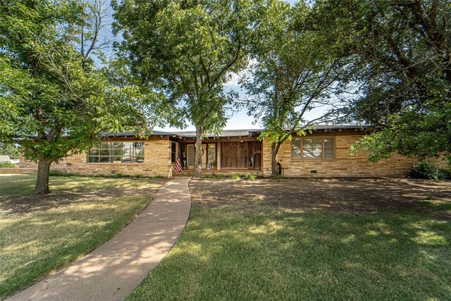 ranch-style home with a front yard