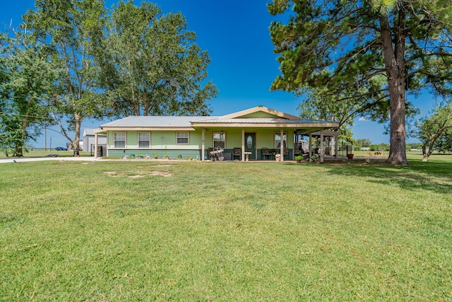 view of front of property featuring a porch and a front lawn