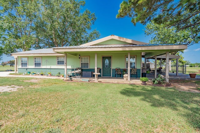 view of front facade featuring covered porch and a front lawn