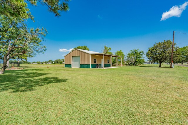 view of yard featuring an outbuilding