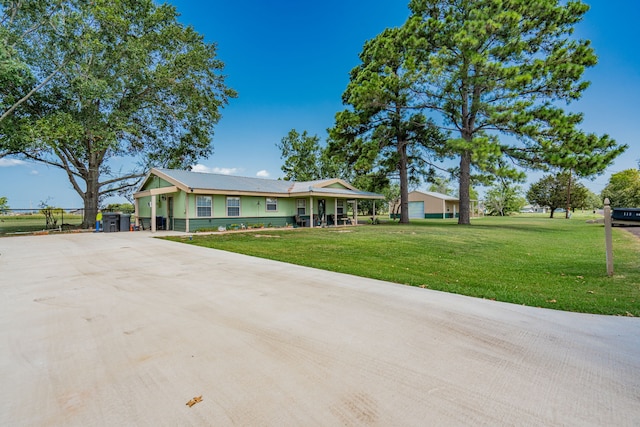 single story home featuring a front yard