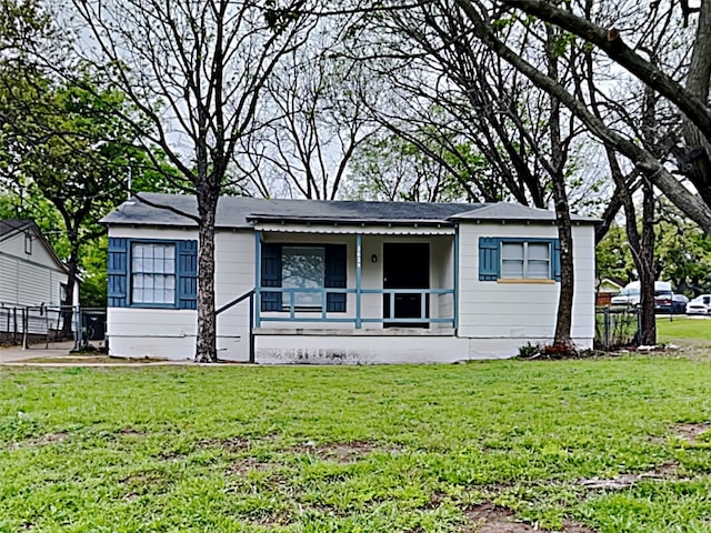 ranch-style home featuring a front lawn