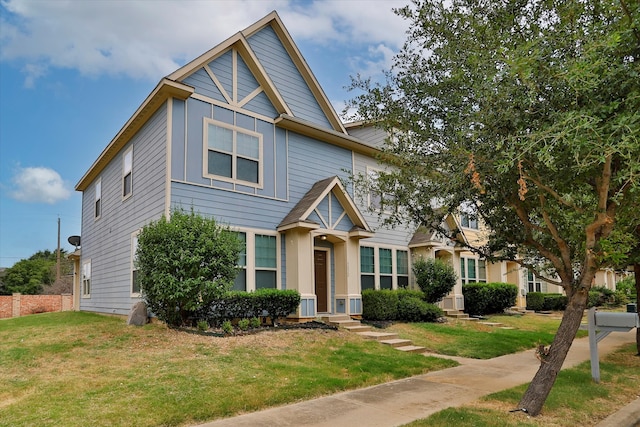 view of front of property featuring a front yard